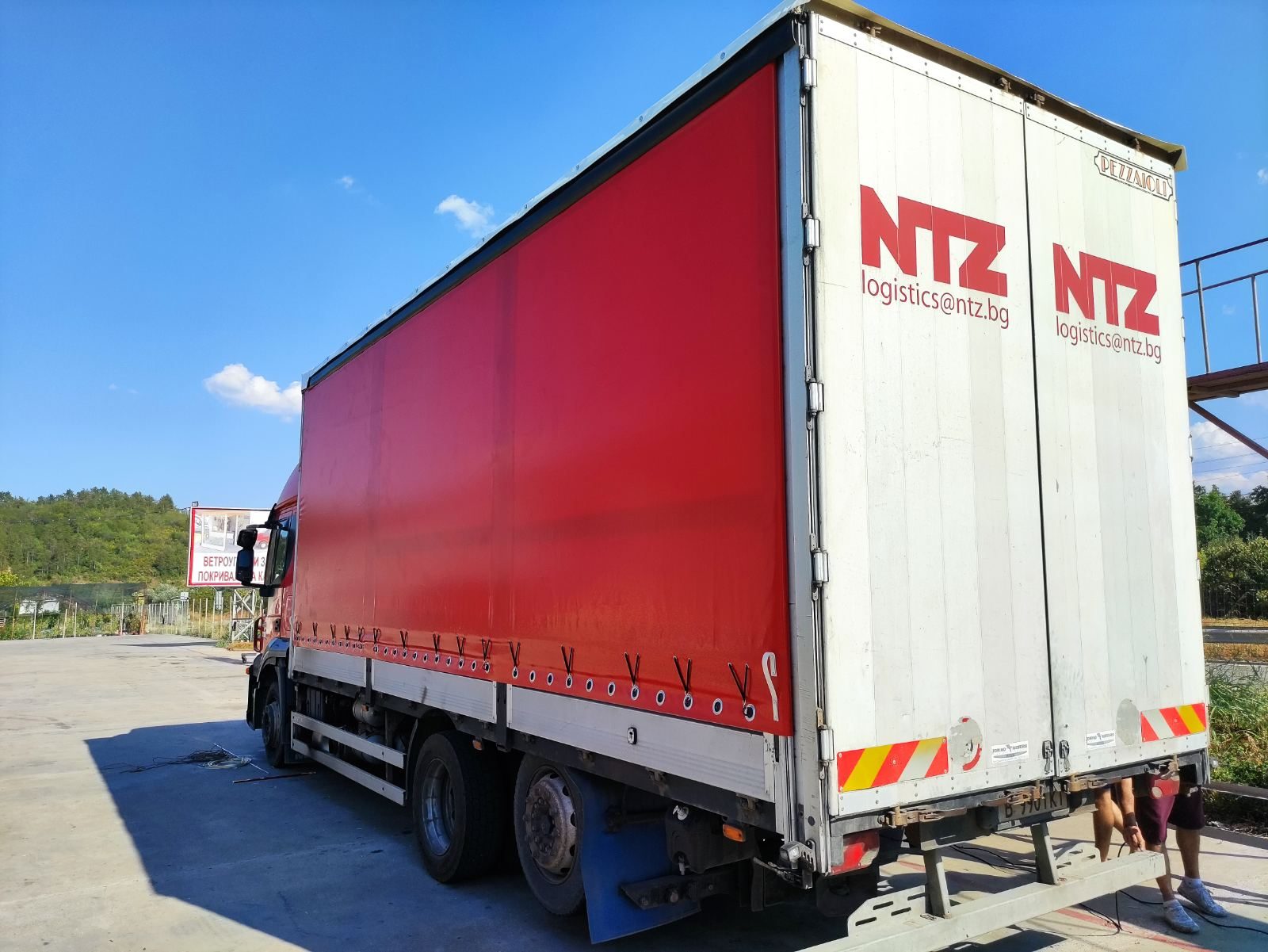 Curtainsider sides with flaps 4