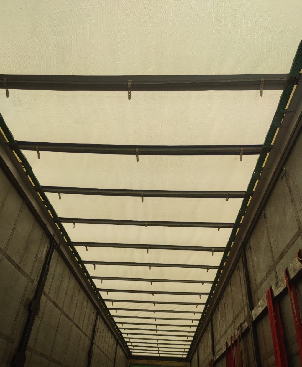Curtainsider roof for a truck or trailer 5